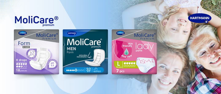 Bild mit drei Verpackungen von MoliCare Premium Inkontinenzprodukten für Erwachsene auf der linken Seite und einer Draufsicht auf zwei Kinder und eine ältere Frau, die lächelnd im Gras liegen, auf der rechten Seite. Über ihnen erscheint das Hartmann-Logo.