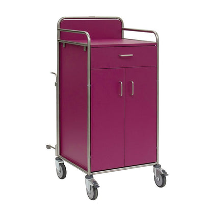 Der Novocal Stationswagen mit einem Edelstahlrahmen, einer oberen Schublade, zwei unteren Türen und vier Lenkrollen ist ideal für Krankenhäuser. Er ist in Violett gehalten, verfügt über vollverschweißte Rundrohrverbindungen und ist auf einem schlichten weißen Hintergrund abgebildet.