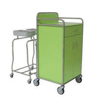 Junto a un soporte para residuos con dos contenedores metálicos se encuentra un carrito Novocal con cajón y armario de dos puertas. Ambos cuentan con estructura de acero inoxidable, uniones de tubos redondos totalmente soldadas y ruedas, lo que los hace ideales para centros médicos con un fondo blanco.