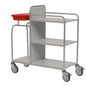 El duradero carrito de estación Novocal de acero inoxidable con tres estantes, cuatro ruedas y un contenedor de plástico rojo en la parte superior izquierda está vacío y se muestra sobre un fondo blanco. Todas las conexiones de tuberías están completamente soldadas.