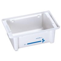 El sistema de cubetas Schülke de 3 litros, de Schülke & Mayr GmbH, es un recipiente rectangular de plástico blanco con asas en los lados más cortos, diseñado para aplicaciones médicas y de laboratorio. En uno de sus lados cuenta con una escala azul que indica una capacidad de 3 litros, y junto a ella lleva impreso «schülke +». Por ello, resulta ideal para el procesamiento de instrumentos en el sistema de cubetas Schülke.