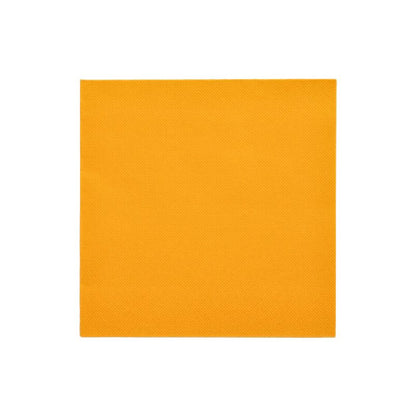 En kvadratisk oransje serviett fra PAPSTAR "ROYAL Collection" servietter 1/4-fold 40 cm x 40 cm fra PAPSTAR GmbH kommer godt til sin rett på hvit bakgrunn og gir din borddekorasjon en elegant touch.