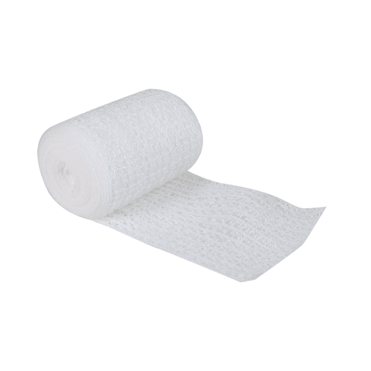 Sobre un fondo blanco se encuentra un rollo parcialmente desenrollado de una venda elástica blanca con un patrón texturizado. La venda de gasa elástica Söhngen WS de 8 cm x 4 m, fabricada por W. Söhngen GmbH, presenta una gran elasticidad, lo que la hace ligera e ideal para su uso médico y de apoyo en cualquier centro de primeros auxilios.