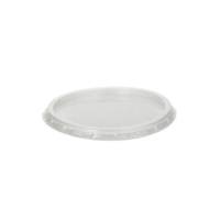 Sobre un fondo blanco se muestra una tapa Starpak para vasitos de aderezo, una tapa redonda de plástico transparente con un diámetro de 7,1 cm y un pequeño borde.