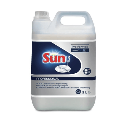 Bild eines 5-Liter-Krugs mit der Aufschrift „SUN Professional Klarspüler für Hartwasser“ von Diversey Deutschland GmbH & Co. OHG, mit saurem Klarspüler zur Vermeidung von Kalkablagerungen. Ideal für gewerbliche Spülmaschinen, sorgt es für schnelles Trocknen und ist perfekt für hartes Wasser geeignet. Die Kanne verfügt über einen Griff und einen Ausgießer sowie einen mehrsprachigen Text.