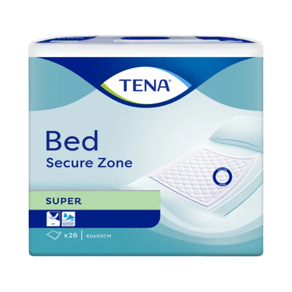TENA Bed Super beskyttelsesunderlagspakken fra TENA - Essity Germany GmbH er i beroligende blått og hvitt og viser et iøynefallende bilde av et sengeunderlag. Den inneholder detaljerte produktinformasjoner som dimensjonene (60 x 90 cm) og leveres i en pakke med 26 stykker. Her fremheves lekkasjebeskyttelsen og de superabsorberende mikroperlene for optimal inkontinensbeskyttelse.