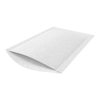 En la imagen se muestra una funda acolchada, blanca y con textura, que recuerda a los guantes de aseo TENA ProSkin Wet Wash Gloves, sin perfume, de TENA – Essity Germany GmbH. La funda está parcialmente abierta, dejando al descubierto el forro interior. Al observarla desde un ángulo ligeramente inclinado, se resaltan su forma rectangular y sus bordes lisos.