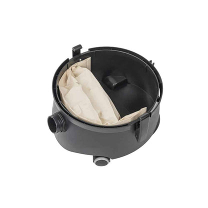 In einem schwarzen Kunststoffbehälter mit zwei hervorstehenden Düsen und offener Oberseite befindet sich ein gefalteter beiger Stoffbeutel, der an das effiziente TASKI go-System der Diversey Deutschland GmbH & Co. OHG erinnert. Dieser scheint Teil einer leistungsstarken und dennoch kostengünstigen Filter- oder Sammellösung zu sein und unterstreicht sein geradliniges und funktionales Design mit Komponenten wie Saugschlauch, Saugdüse und Staubdüse, die im Lieferumfang enthalten sind.