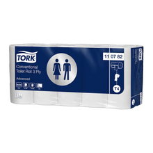 Ein Karton Tork 110782 extra weiches Kleinrollen-Toilettenpapier Advanced T4 enthält 30 Rollen. Die Verpackung ist überwiegend in den Farben Blau und Weiß gehalten und weist mit den Symbolen eines Mannes und einer Frau auf die Verwendung als Badezimmerprodukt hin. Auf dem Etikett steht „3-lagig extra weiches Toilettenpapier“, was sowohl Komfort als auch Qualität garantiert.