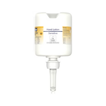 Ein Tork 420202 Handlotionspender in Weiß mit durchsichtiger Düse und der Aufschrift „Sensitive Feuchtigkeitsspendende Handdesinfektion“ in kleiner Schrift bietet ein minimalistisches Design, das sich auf die Abgabe von Feuchtigkeitslotion konzentriert, perfekt für die Pflege empfindlicher Haut.
