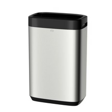 Der Tork 460011 Tork Abfallbehälter Image Line, präsentiert von TORK – Essity Professional Hygiene Germany GmbH, ist ein schlanker und minimalistischer rechteckiger Mülleimer aus Edelstahl mit schwarzem Deckel und Boden. Sein Edelstahl-Design bietet Platz für ein beachtliches Fassungsvermögen von 50 Litern, kombiniert Stil mit Funktionalität und verfügt über einen kleinen Griff zum einfachen Öffnen.