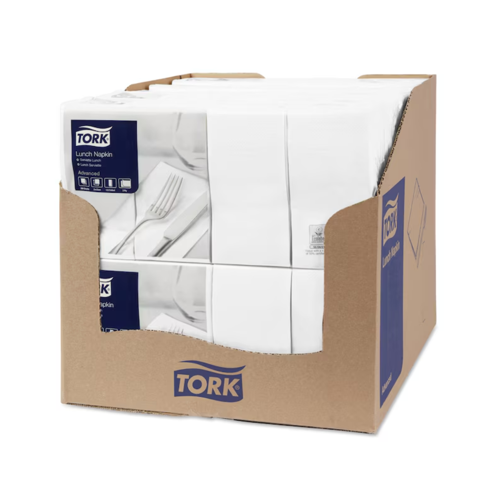Ein Karton enthält Packungen Tork 477402 Lunchservietten Weiß 1/8-Falz 2-lagig. Auf der Außenseite sind Produktbilder und das TORK-Branding zu sehen. Im Inneren liegen die ordentlich angeordneten weißen 1/8-Falz-Servietten elegant neben Besteck.