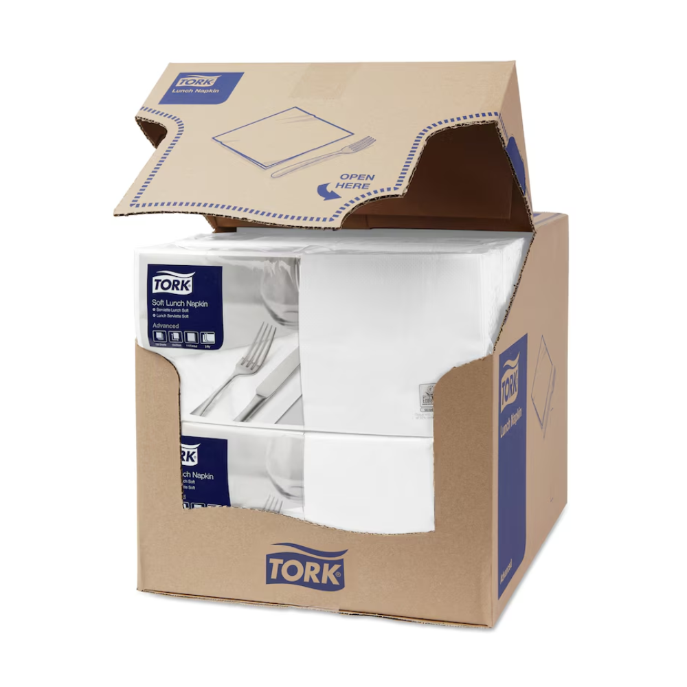 Una caja con servilletas de almuerzo suaves Tork 477414 blancas Advanced de 3 capas está parcialmente abierta y deja ver cuatro pilas de servilletas blancas de tres capas, compostables industrialmente. La caja muestra la marca azul y blanca de TORK - Essity Professional Hygiene Germany GmbH, junto con información del producto y una clara instrucción de "Abrir aquí" en la tapa superior.