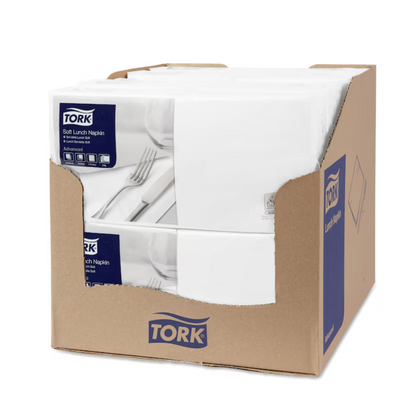 Una caja contiene varios paquetes de servilletas de almuerzo suaves Tork 477414, cada paquete lleva el logo de TORK e información del producto. Las servilletas, de 3 capas para mayor durabilidad, están ordenadamente apiladas en la caja parcialmente abierta.