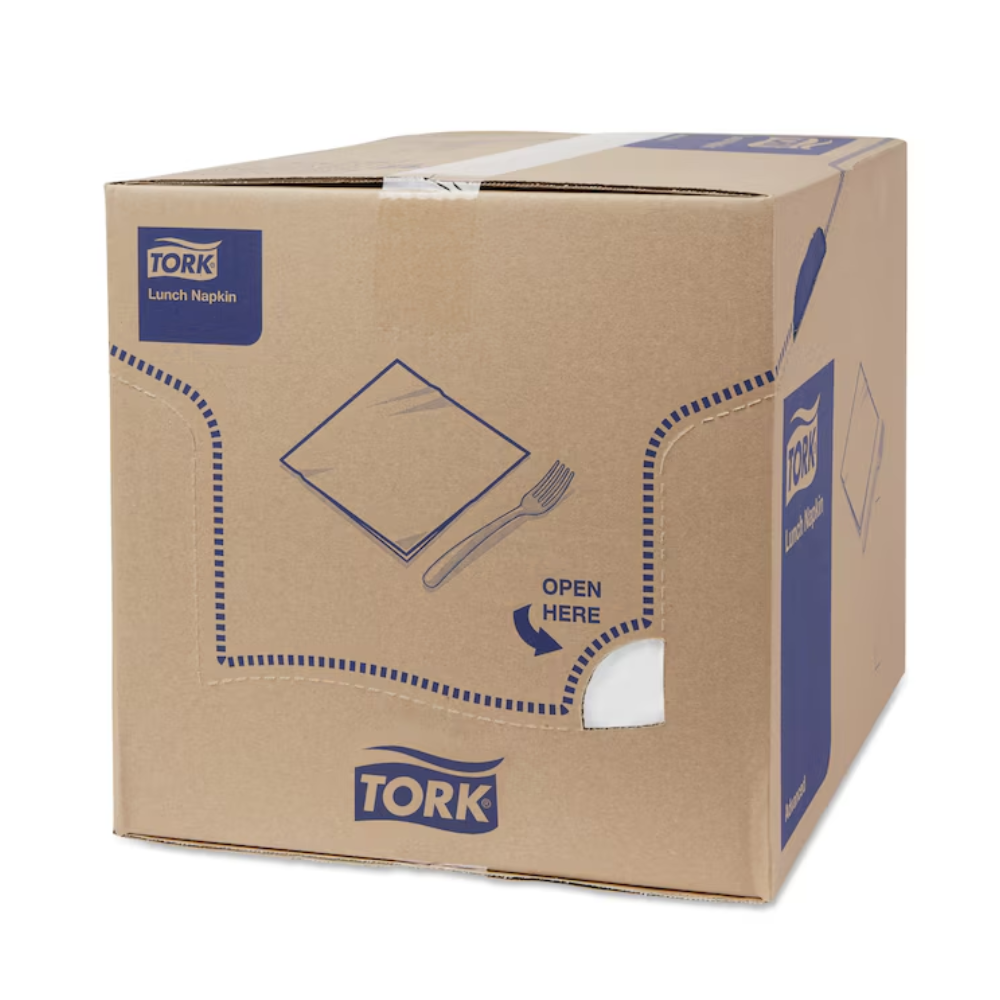 La caja de las servilletas de almuerzo suaves Tork 477414 blancas Advanced de 3 capas presenta texto azul y símbolos con un recorte de "Abrir aquí" junto a imágenes de una servilleta y un tenedor. La caja está cerrada con cinta adhesiva blanca y muestra claramente la marca TORK de Essity Professional Hygiene Germany GmbH en varios lados. Contiene servilletas de 3 capas compostables industrialmente.
