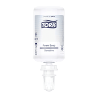 El jabón de manos en espuma Tork 520701 Sensitive Premium S4 (1000 ml) de TORK – Essity Professional Hygiene Germany GmbH se suministra en un frasco transparente con dosificador en la base. En la etiqueta figuran las inscripciones «Suave con la piel», «Jabón en espuma» y «Sensitive», y cuenta con la certificación ECARF.