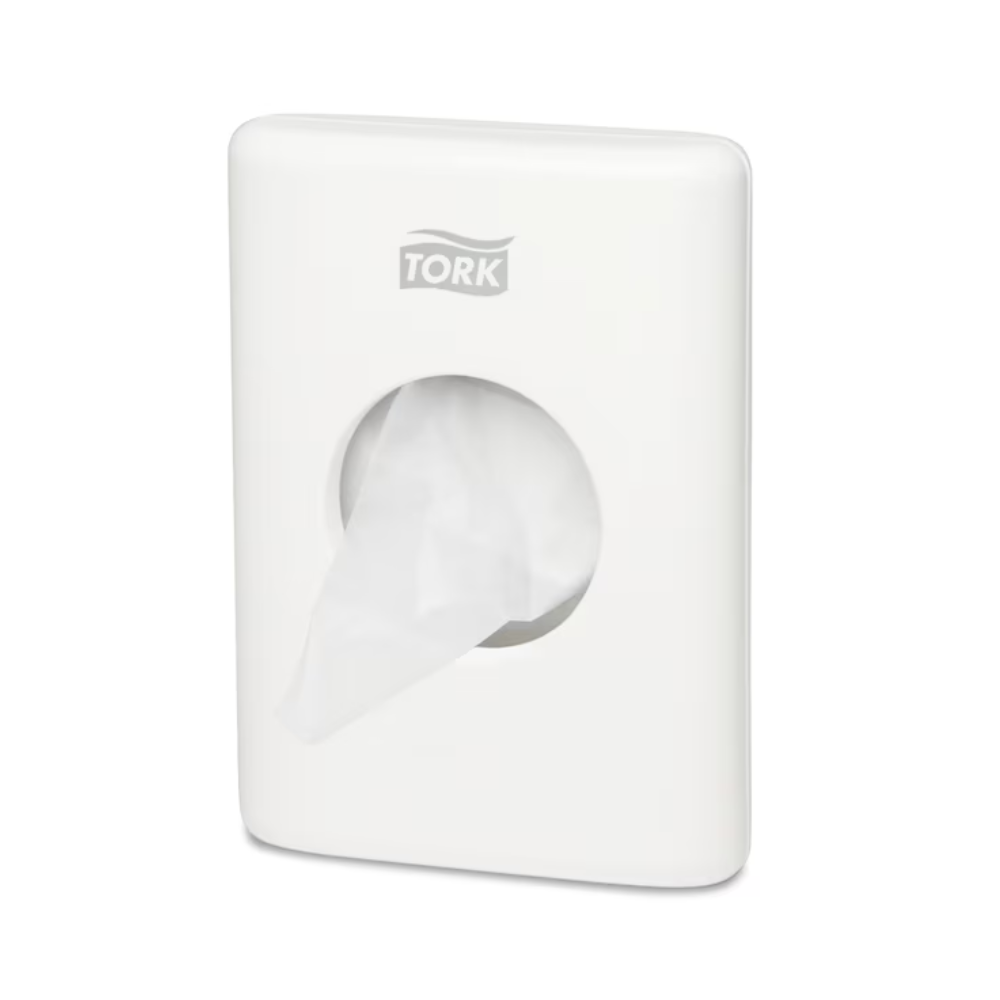 Ein Tork 566000 Hygienebeutelspender Elevation B5, der für die Wandmontage konzipiert ist, präsentiert elegant die Marke „TORK – Essity Professional Hygiene Germany GmbH“ an der Oberseite. Ein Beutel wird teilweise aus der zentralen Öffnung herausgezogen, was sowohl Komfort als auch Stil in Ihrem Raum erhöht.