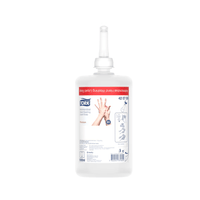 En la imagen se muestra un envase de recambio con boquilla para el dispensador de jabón líquido Tork destinado a la desinfección de manos. La etiqueta incluye instrucciones de uso, el nombre de la marca TORK —Essity Professional Hygiene Germany GmbH— y los detalles del producto. El envase transparente permite ver el líquido que contiene, lo que destaca su uso en el sector de la elaboración de alimentos. La etiqueta presenta principalmente los colores rojo y blanco.