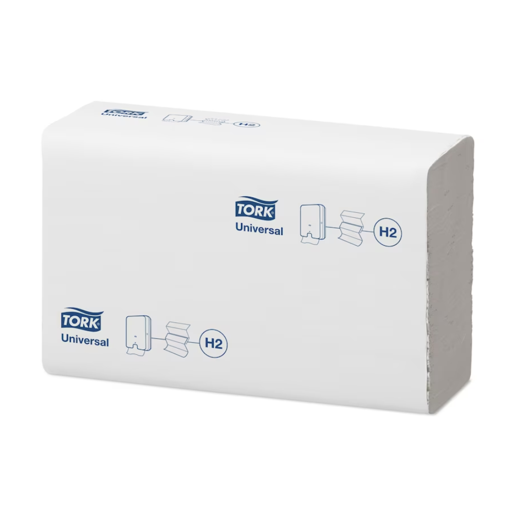Ein Stapel Tork Xpress® 471093 Universal H2 Multifold-Handtücher ist vor einem schlichten weißen Hintergrund zu sehen. Die Verpackung, die mit dem blauen TORK-Logo der Essity Professional Hygiene Germany GmbH versehen ist, zeigt Symbole, die auf die Verwendung von Multifold-Handtüchern hinweisen. Der rechteckige Stapel weist eine sichtbare offene Kante auf, was sein praktisches Design unterstreicht.