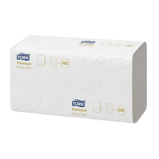 Se presenta un paquete rectangular de toallitas Tork Xpress® 100297 Multifold extra suaves H2, en un envase blanco con un discreto estampado de hojas. Las palabras «Tork Xpress®» y «H2» están impresas en azul y dorado, lo que refleja la calidad superior de TORK – Essity Professional Hygiene Germany GmbH.