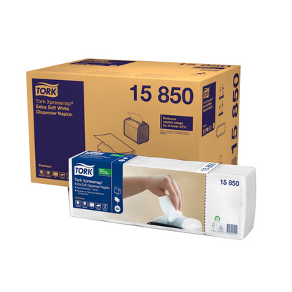 En pakke Tork Xpressnap® 15850 Extra Soft dispenserserviett N4 2-lags vises, bestående av en stor pappeske og en mindre gjennomsiktig serviettpakke. Bildet fremhever TORK-merkevaren fra Essity Professional Hygiene Germany GmbH og understreker deres evne til å redusere serviettforbruket gjennom synlige produktdetaljer.