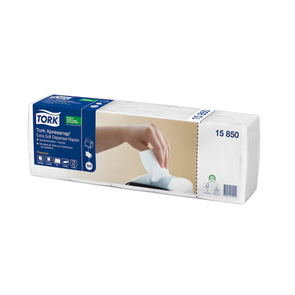 På emballasjen til Tork Xpressnap® 15850 Extra Soft dispenserserviett N4 2-lags fra Essity Professional Hygiene Germany GmbH er en hånd avbildet som trekker en serviett fra dispenseren. Den fremhever egenskaper som mykhet og bærekraft og viser hvordan dette systemet effektivt reduserer serviettforbruket.