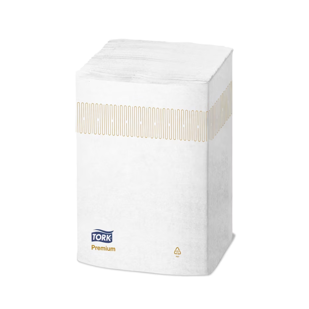 En stabel med premium Extra Soft dispenserservietter fra Tork Xpressnap® 15850-linjen fra TORK – Essity Professional Hygiene Germany GmbH er pakket i en plastemballasje med beige stripemønster og merkevarelogoen. Denne emballasjen fremhever bærekraft med et resirkuleringssymbol og er et eksempel på Tork Xpressnap-designet som tar sikte på å redusere serviettforbruket ved hver bruk.