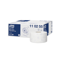La imagen muestra un paquete de papel higiénico Tork 110255 «Mini Jumbo» extra suave Premium T2 de tres capas, de la marca TORK – Essity Professional Hygiene Germany GmbH. Junto a él aparece un rollo suelto para la demostración del producto. El embalaje es principalmente de color blanco y azul, y presenta detalles impresos del producto que destacan las características de este papel higiénico extra suave.