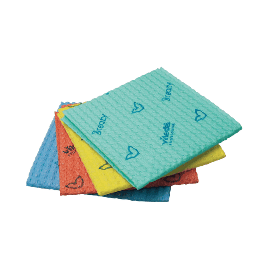 Un juego de cuatro paños de uso rápido Vileda Breazy, de Vileda GmbH, en azul, amarillo, rojo y verde. Cada paño presenta una superficie texturizada con motivos de corazones y texto, lo que garantiza un rendimiento de limpieza excepcional.