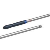 En la imagen se muestran dos secciones del mango de aluminio «Clip» azul de Vileda Professional, de 150 cm. La sección superior cuenta con un mango ergonómico de color azul y el logotipo en rojo. La sección inferior, fabricada por Vileda GmbH, tiene dos pequeños orificios para su fijación y es compatible con el sistema de cuatro colores.