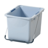 Les presentamos el cubo Vileda Professional de Vileda GmbH: un cubo rectangular de plástico azul claro con asa metálica, fabricado en plástico resistente. Cuenta con una parte superior ligeramente más ancha y dos pequeñas asas de color azul oscuro a ambos lados del borde, lo que lo convierte en una herramienta de limpieza imprescindible para todas sus tareas profesionales.