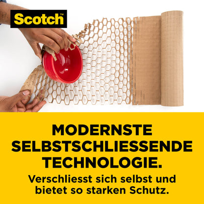 Eine Person wickelt eine rote Schale, einen empfindlichen Gegenstand, in Scotch™ Cushion Lock™ Schutzverpackung (30,4 cm x 9,14 m) von 3M Deutschland GmbH ein. Darunter steht ein Text über die selbstschließende Technologie und den starken Schutz; das Scotch-Logo befindet sich oben links.