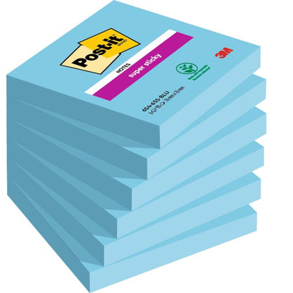 En stabel med seks blå 3M Post-it® Super Sticky Notes blokker (76 mm x 76 mm, 90 ark/blokk, 100% PEFC) viser produkt- og merkeinformasjonen på hver blokk.