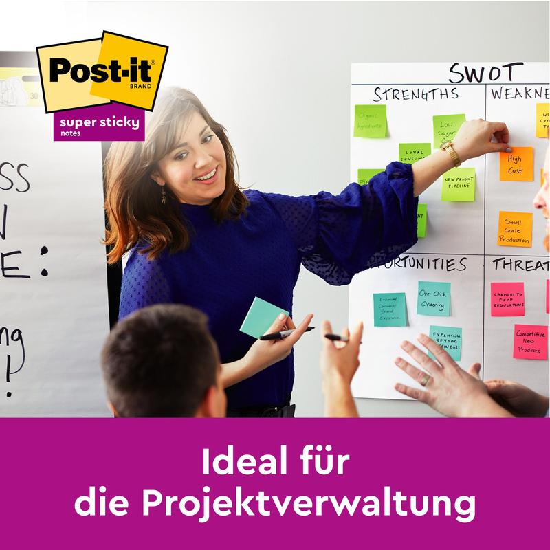 Una mujer dirige una reunión, señala un análisis SWOT con notas adhesivas de colores Post-it® Super Sticky (76x76 mm, 45 hojas/bloque, 3 bloques/paquete) de 3M Deutschland GmbH - ideal para la gestión de proyectos.