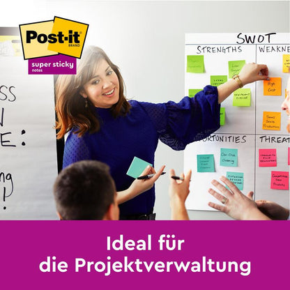Una mujer está frente a una pizarra blanca con Post-it® Super Sticky Notes de 3M Deutschland GmbH en diferentes colores y tamaños (45 hojas/bloque, 3 bloques, 100% PEFC) para gestión de proyectos. Texto: "Ideal para la gestión de proyectos.