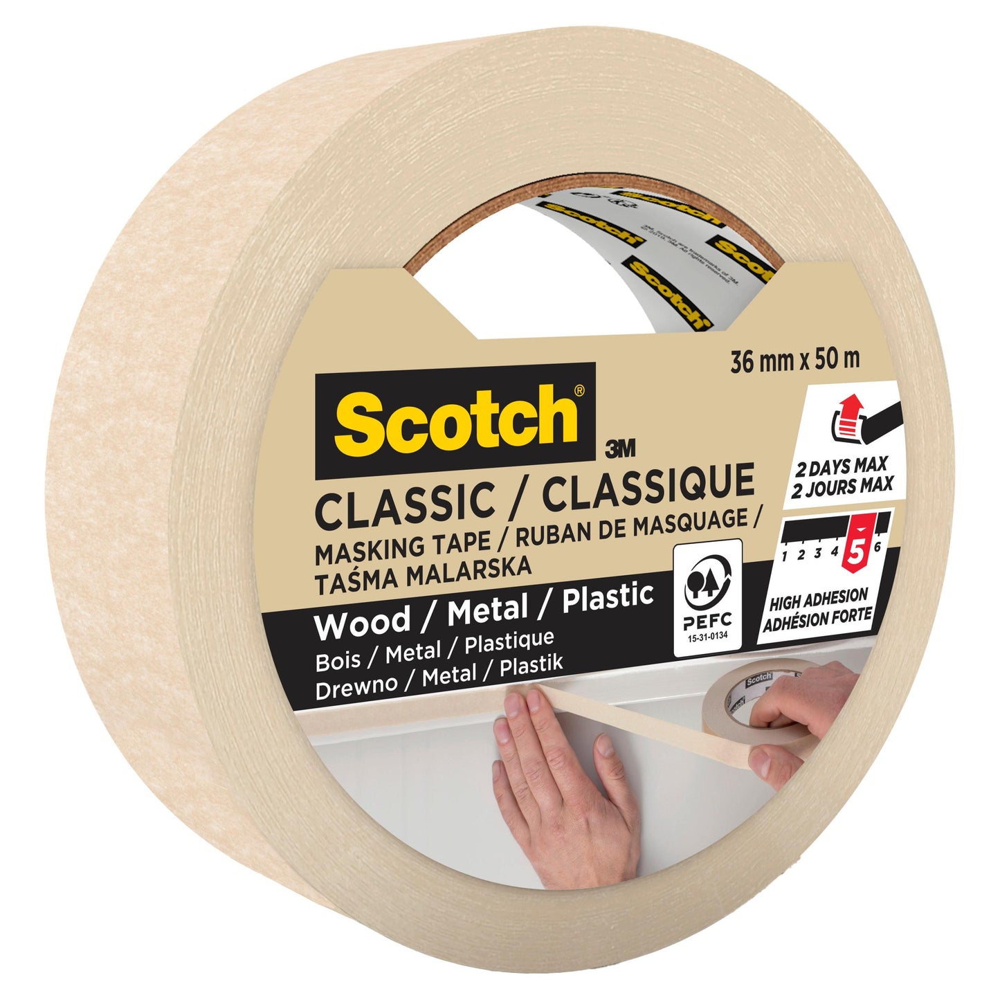 Eine Hand hält eine Rolle 3M Scotch® Classic Abdeckband (36 mm x 50 m, 1 Rolle, 70% PEFC, SGSCH-PEFC-COC-110078) der 3M Deutschland GmbH. Das Etikett zeigt, dass es für Holz-, Metall- und Kunststoffoberflächen geeignet ist.