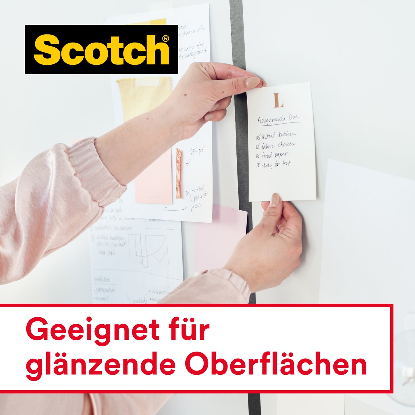 Eine Person befestigt Notizen mit dem 3M Scotch® Crystal Klebeband, 19 mm x 15 m, 1 Rolle + Handabroller, auf einem Whiteboard. Weitere Blätter sind angeheftet. Auf Deutsch steht: "Geeignet für glänzende Oberflächen.
