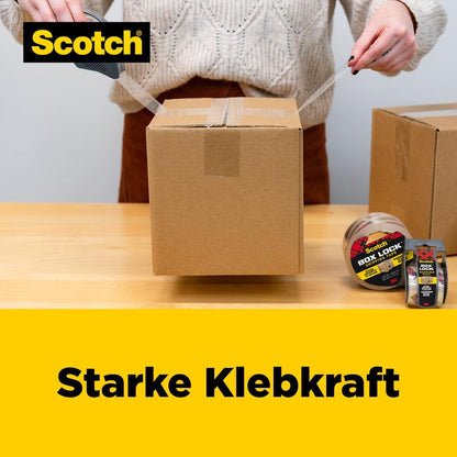 En person lukker en eske med Scotch® Box Lock™ emballasjetape (48 mm x 20,3 m) fra 3M Deutschland GmbH med en dispenser. I nærheten står en annen kartong og flere ruller. Teksten sier "Sterk klebekraft" ved siden av Scotch-logoen.
