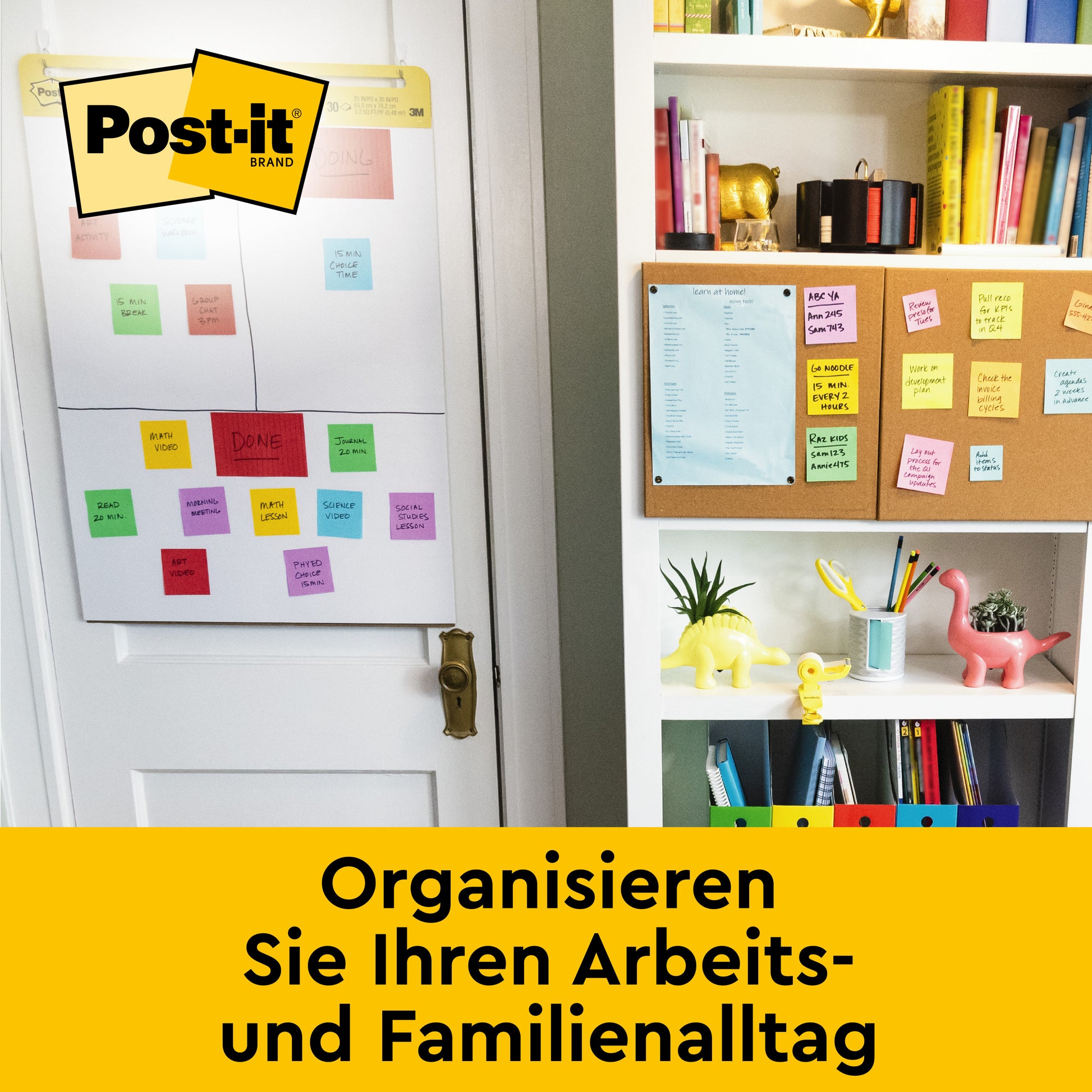 Eine Tür mit einem Post-it® Super Sticky Mini Meeting Chart von 3M und ein Regal mit bunten Büchern, Pflanzen und einer Pinnwand voller Haftnotizen. Deutsche Aufschrift: "Organisieren Sie Ihren Arbeits- und Familienalltag.
