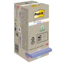 Eine Packung 3M Post-it® Recycling Notes (76 x 76 mm, 100 Blatt, 100% PEFC) steht aufrecht in einer umweltfreundlichen braunen Verpackung mit pastellfarbenen Rändern und dem schwarz-gelben Post-it Logo.