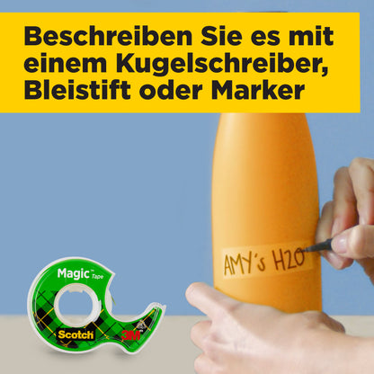 Jemand schreibt mit einem schwarzen Marker "AMY'S H2O" auf eine orangefarbene Flasche. Davor liegt eine Rolle Scotch® Magic™ Unsichtbares Klebeband (19 mm x 25 m) von 3M Deutschland GmbH. Ein gelbes Banner an der Spitze zeigt deutsche Informationen über Schreibgeräte.