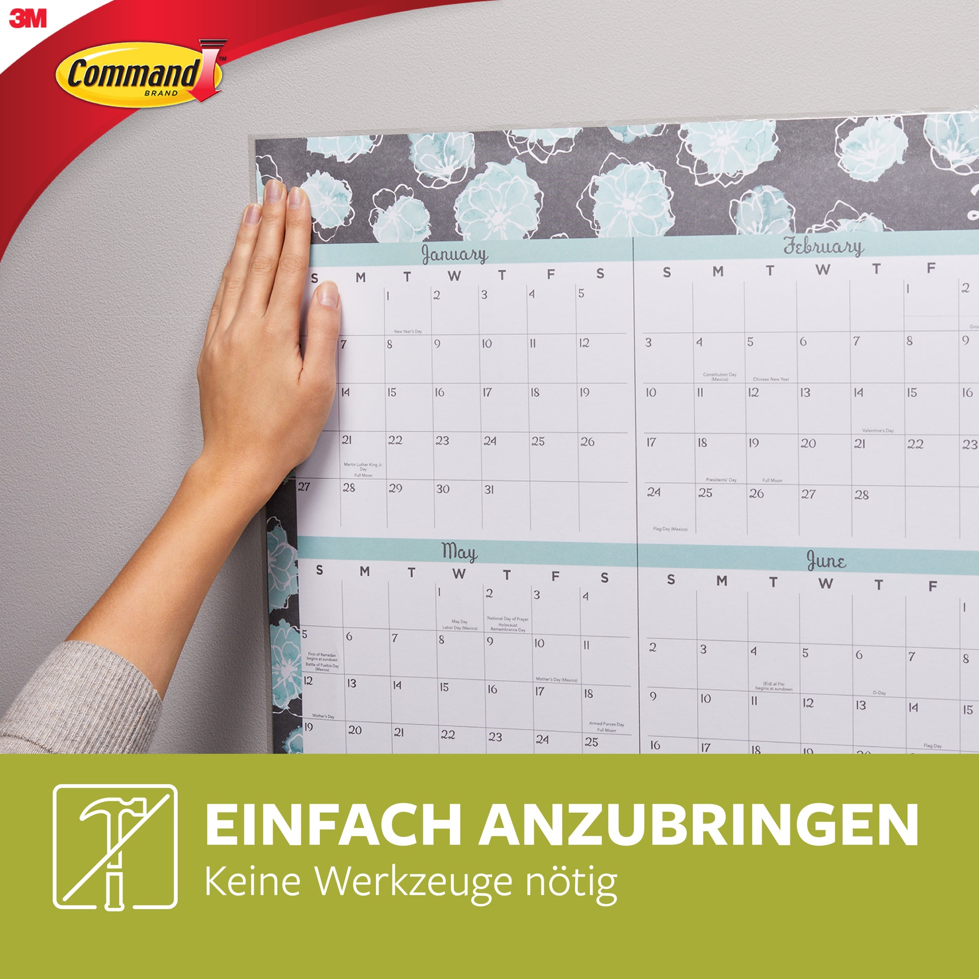 Eine Hand drückt eine Command™ Poster-Strips im Vorteilspack (3M Deutschland GmbH) Packung gegen eine graue Wand, um einen Blumenkalender aufzuhängen. Deutscher Text: "Einfach anzubringen. Keine Werkzeuge nötig." Das 3M Branding befindet sich in der oberen linken Ecke.