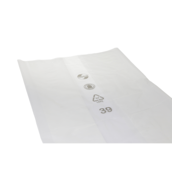 Nahaufnahme einer transparenten Tüte DEISS 99033 der EMIL DEISS KG (GmbH + Co.) mit Recycling-Symbolen, der Zahl 39 und umweltfreundlichen Entsorgungshinweisen auf einfarbigem, hellem Hintergrund; Maße: 800+500x2200x0,09 mm, Packung mit 50 Stück.
