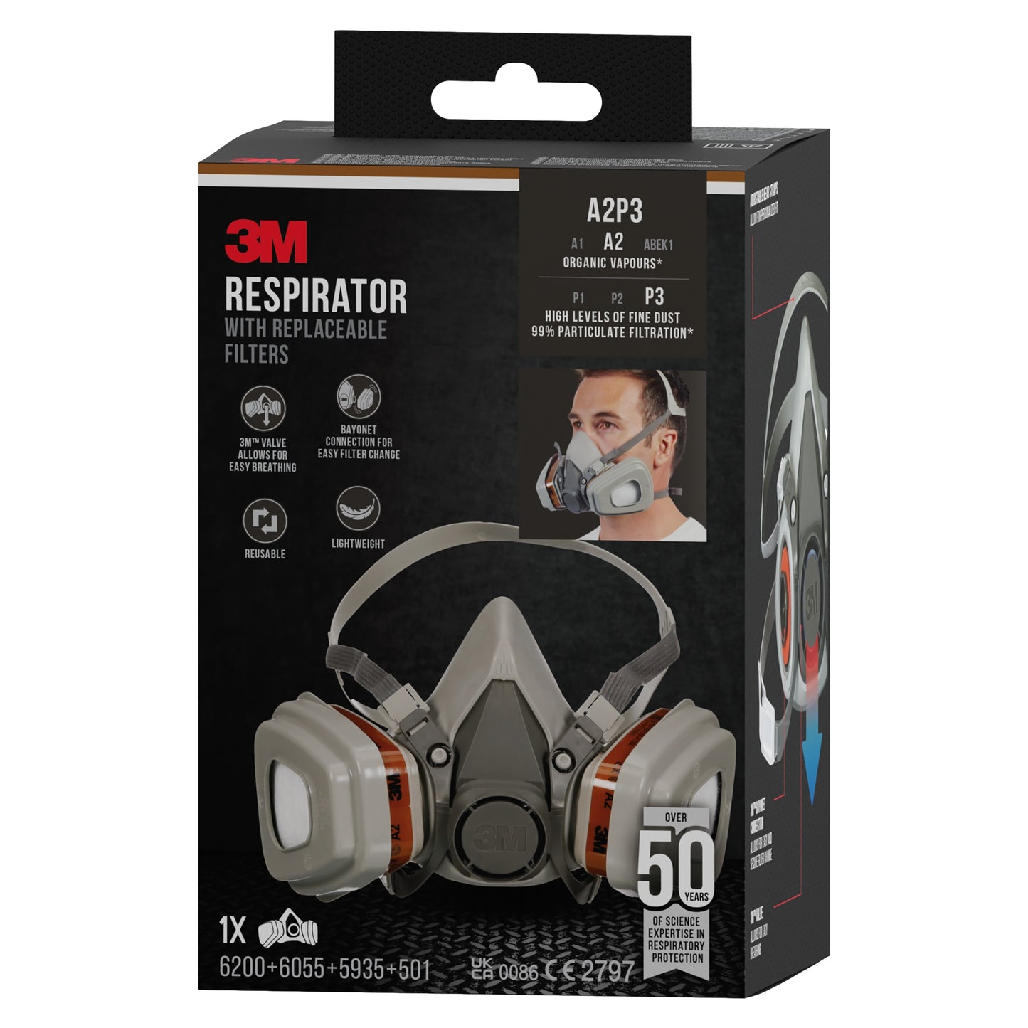 Foto einer schwarzen Box mit der 3M™ Atemschutzmaske 6003KIT-1 von 3M Deutschland GmbH mit A2P3-Filtern, die Schutz vor organischen Dämpfen, hohe Staubfiltration, Wiederverwendbarkeit und über 50 Einsatzmöglichkeiten bietet.