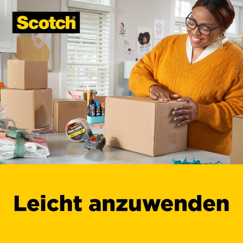 En kvinne i en oransje genser lukker en kartong i et lyst rom med Scotch® Box Lock™ emballasjetape 48 mm x 20,3 m fra 3M Deutschland GmbH. På bordet står kartonger, tapedispenser og innpakkede gaver. Teksten lyder: "Lett å bruke."