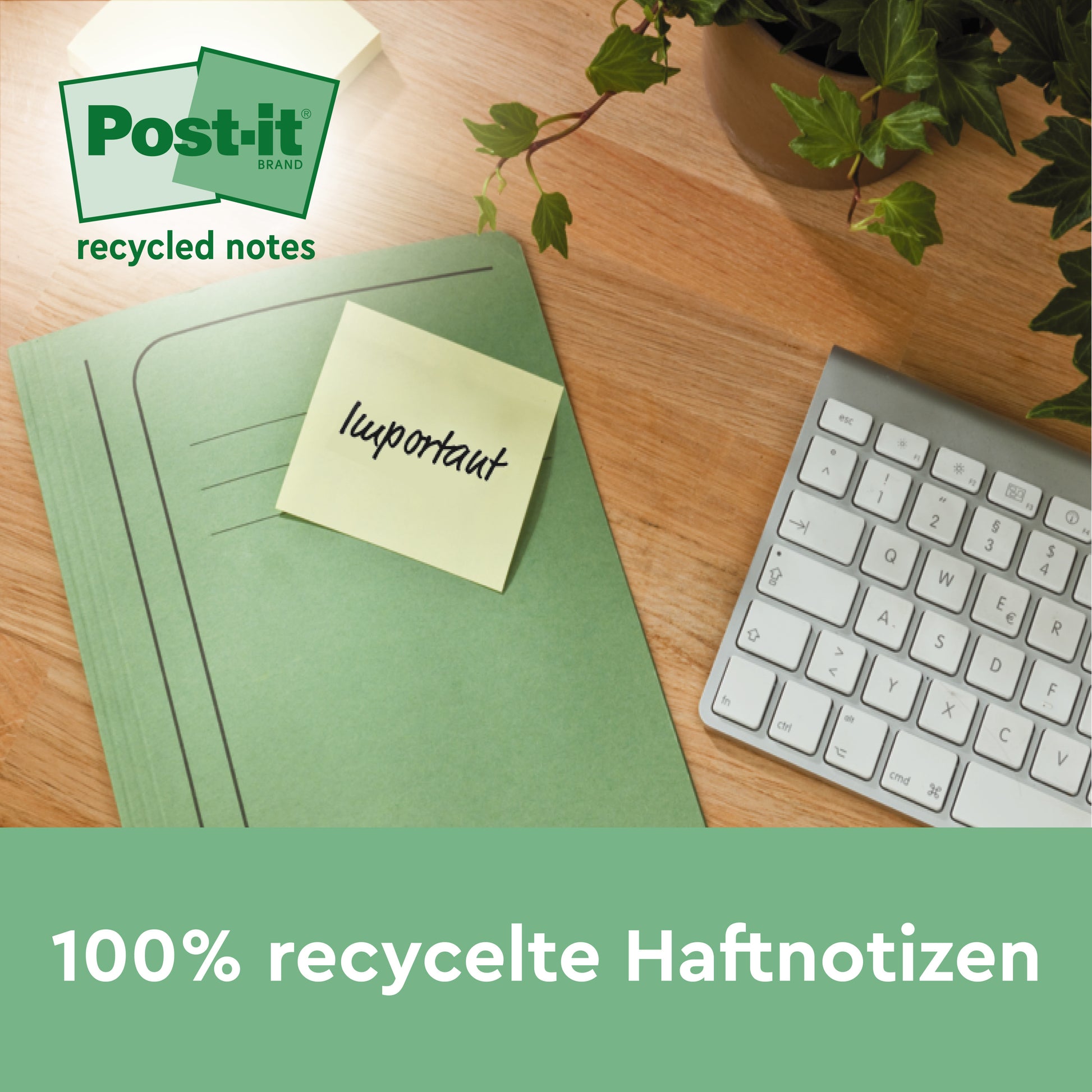Eine grüne Mappe mit einem gelben Post-it® Super Sticky 100% Recycling Zettel (47,6 x 47,6 mm, 70 Blatt/Block, PEFC) von 3M Deutschland GmbH mit der Aufschrift "wichtig" liegt auf einem Holztisch neben einer Tastatur und einer Pflanze. Der Text ist in Deutsch.