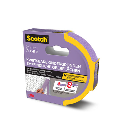 Eine 24 mm x 41 m große Rolle Scotch® Malerabdeckband für empfindliche Oberflächen (3M Deutschland GmbH), in violetter PEFC-zertifizierter Verpackung mit niederländischem, deutschem und französischem Text, mit sanfter Haftung und dem 3M-Logo.
