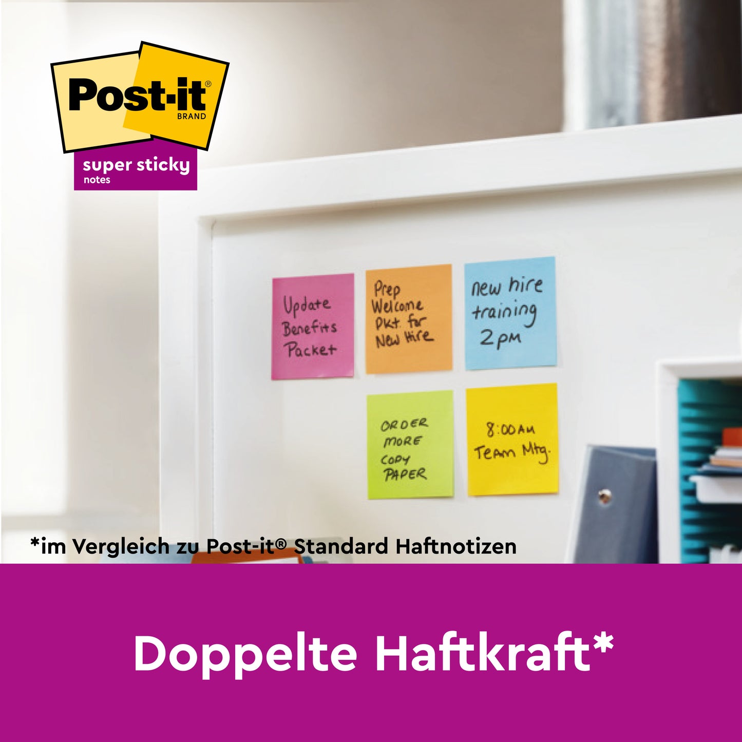 Ein Whiteboard zeigt sechs bunte Post-it® Super Sticky Notes (76 mm x 127 mm, 90 Blatt/Block, 100% PEFC) von 3M Deutschland GmbH. Oben links ist das Logo zu sehen, darunter der Text "doppelte Haftkraft*".