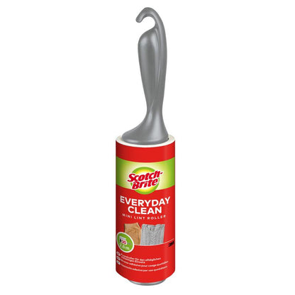 The Scotch-Brite™ Everyday Clean Mini Lint Roller from 3M Deutschland GmbH with a colored handle (30 sheets, 1/pack) effortlessly removes lint from various fabrics and shows details and application instructions on the label.