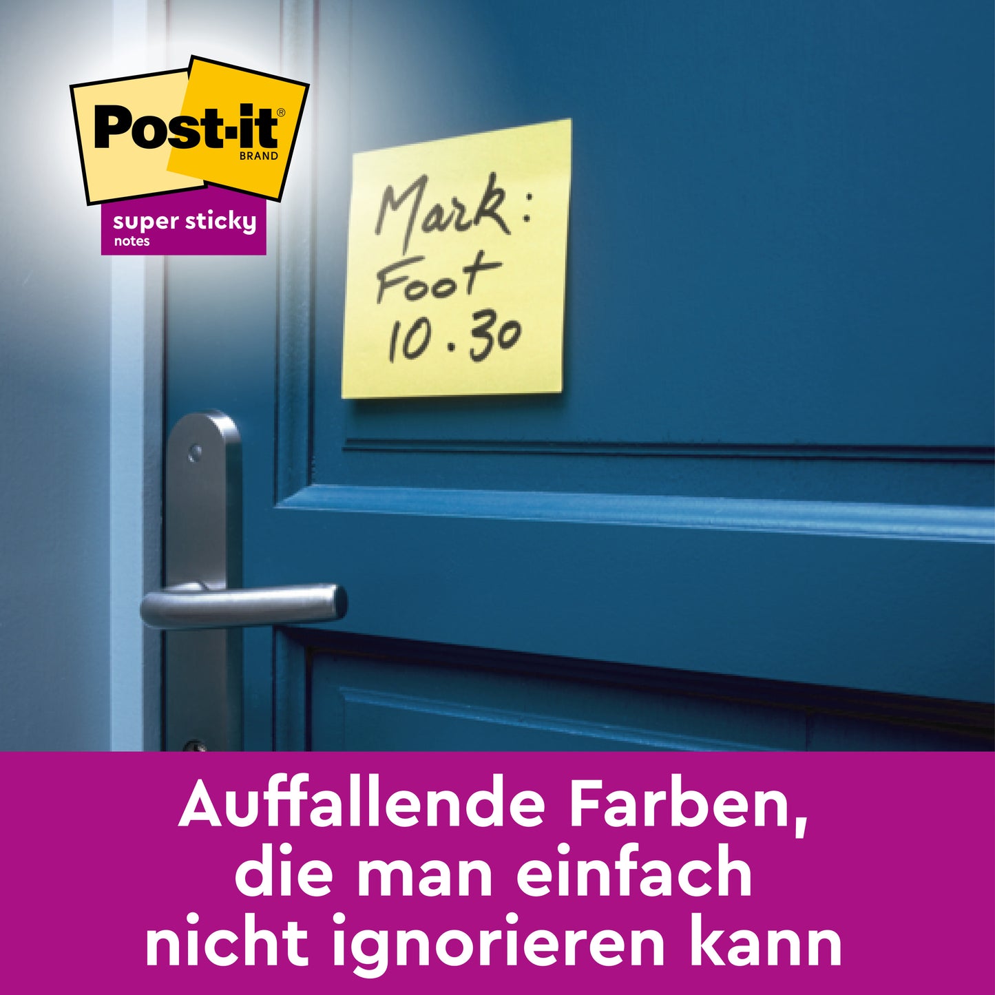 Ein 3M Deutschland GmbH Post-it® Super Sticky Z-Notes, Gelb (76 x 127 mm), mit der handschriftlichen Aufschrift "Mark: Foot 10.30", klebt an einer blauen Türklinke; links oben das Post-it-Logo, darunter deutscher Text auf lila Hintergrund.